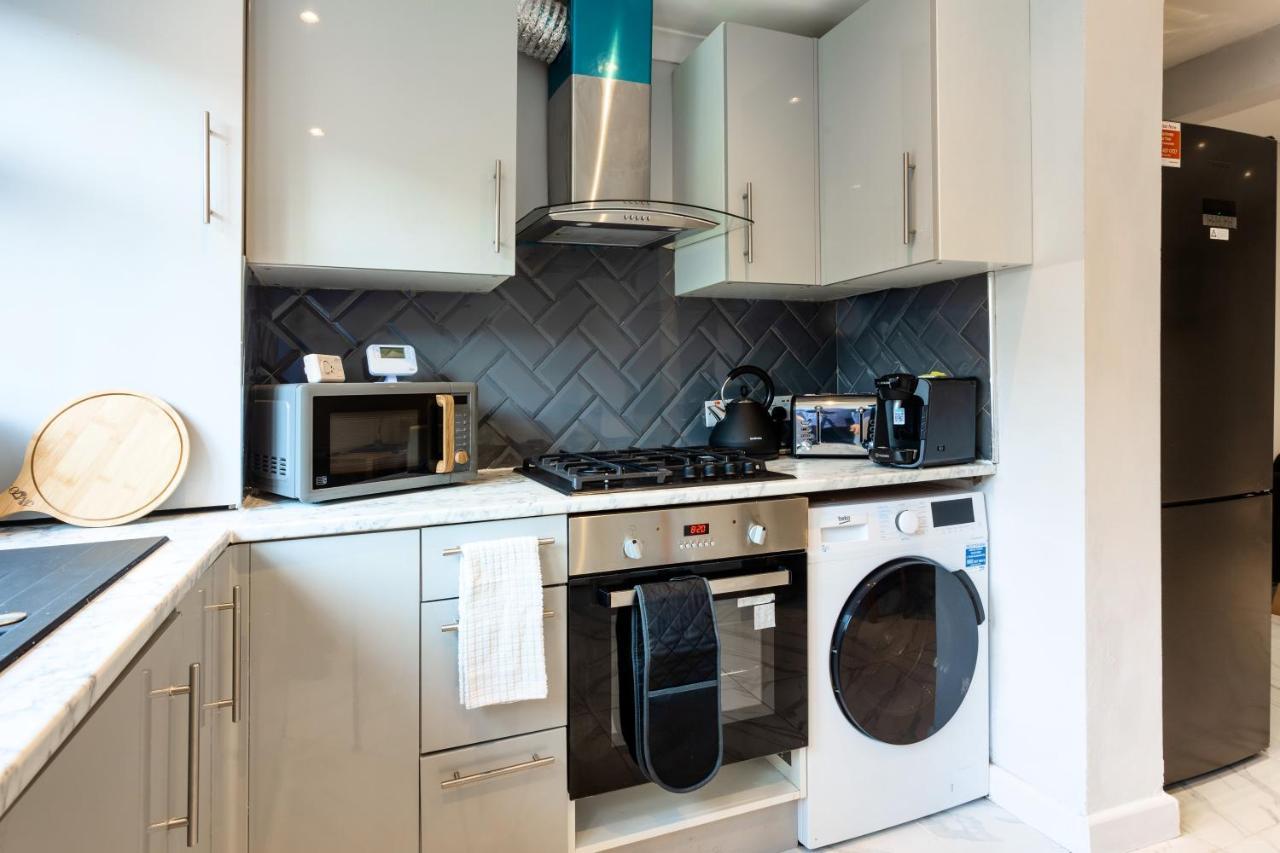 Amazing 3 Bedroom, 2 Bathroom, Ground Floor Flat With Garden, Near Train Station And Bus Stop Лондон Экстерьер фото