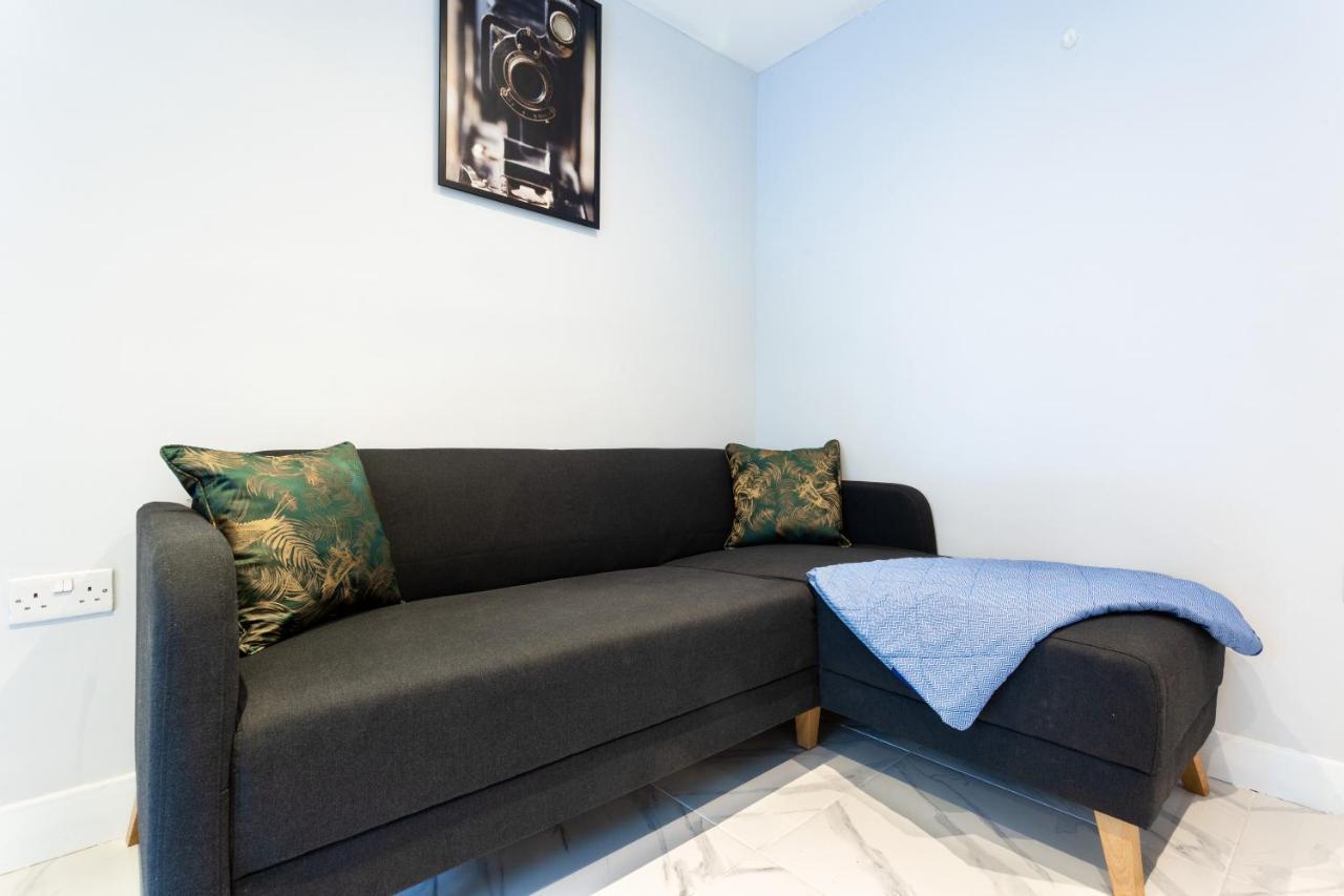 Amazing 3 Bedroom, 2 Bathroom, Ground Floor Flat With Garden, Near Train Station And Bus Stop Лондон Экстерьер фото