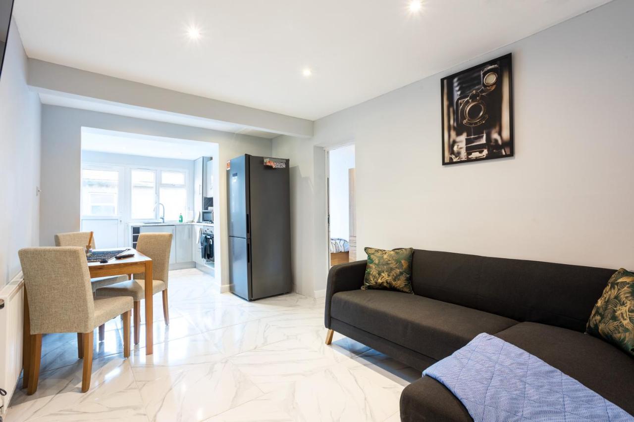 Amazing 3 Bedroom, 2 Bathroom, Ground Floor Flat With Garden, Near Train Station And Bus Stop Лондон Экстерьер фото