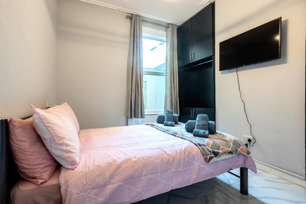 Amazing 3 Bedroom, 2 Bathroom, Ground Floor Flat With Garden, Near Train Station And Bus Stop Лондон Экстерьер фото