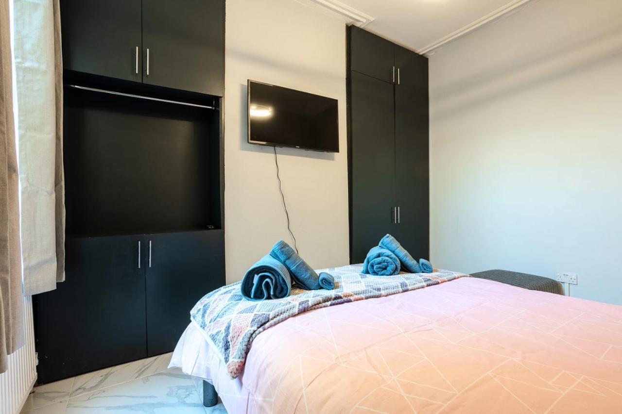 Amazing 3 Bedroom, 2 Bathroom, Ground Floor Flat With Garden, Near Train Station And Bus Stop Лондон Экстерьер фото
