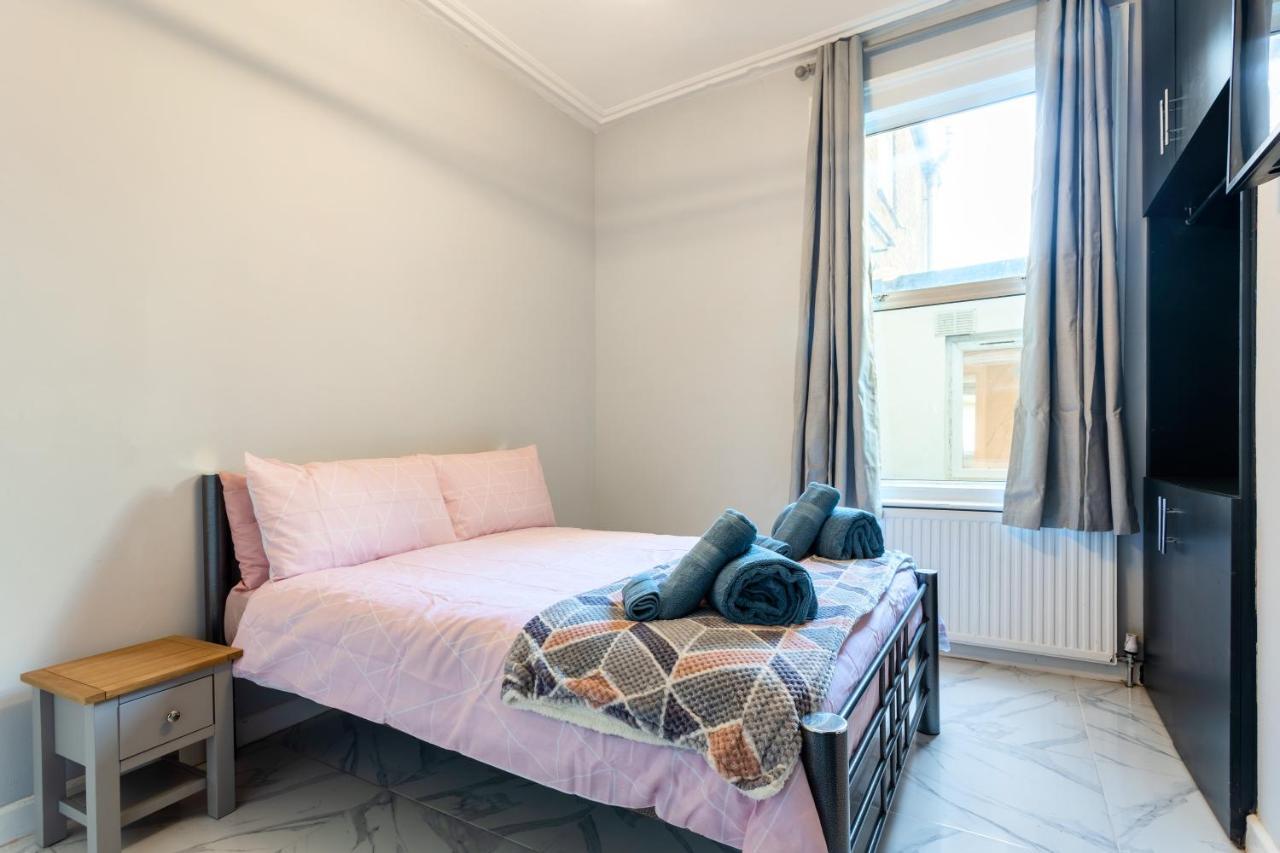 Amazing 3 Bedroom, 2 Bathroom, Ground Floor Flat With Garden, Near Train Station And Bus Stop Лондон Экстерьер фото