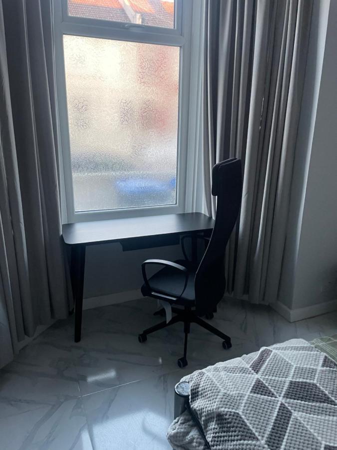 Amazing 3 Bedroom, 2 Bathroom, Ground Floor Flat With Garden, Near Train Station And Bus Stop Лондон Экстерьер фото